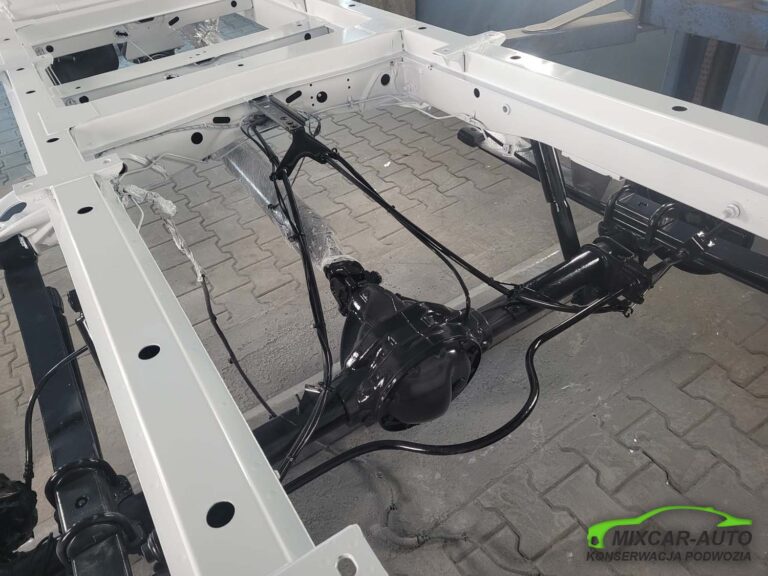 Merceder W 906 przykład ratowania ramy nośnej pojazdu przed korozją. Usługa obejmuje czyszczenie, piaskowanie, podkładowanie, lakierowanie oraz transparentną konserwacje podwozia